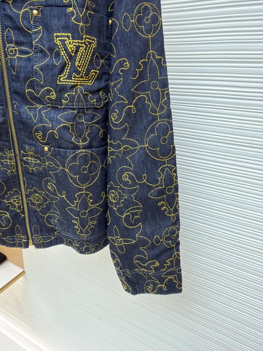 LOUIS VUITTON black and gold line embroidered lapel denim jacket ●Original version: purchased and developed by 22909 ●Item number: 1681009-C60 ●Fabric: denim fabric ●Technology: embroidery production ●Version: fitted version ●Weight: about 845 grams ●Size: 46-48-50-52 ●Description: Monogram elements blend with western style. The pockets and hem are intricately embroidered with contrasting yarn. The pattern processing code is used to position each piece. An imported extended single-arm embroidery machine is used to accurately position the flat embroidery process. The ready-made garments ensure that the joints of each piece are accurately aligned. Brand logo on the chest and back, Saddle embossed patch on one of the pockets, corduroy collar, chest patch pockets, zipper front with engraved zipper pull, and inner lining for added comfort. The overall wiring is straight and delicate, the fabric is comfortable and soft, and the color is consistent without color difference. It can be matched with the same style to create a fashionable look and control various occasions. Customized accessories, complete with three standards, same style for men and women!